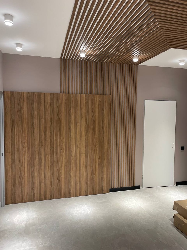 деревянные планки на стену в интерьере коридора