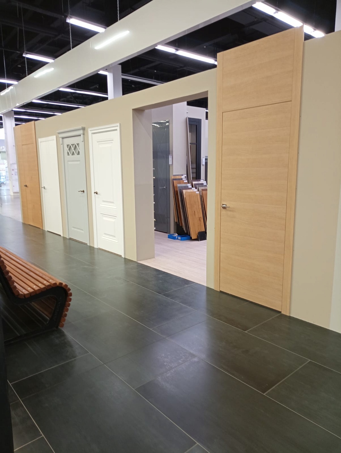 Салон «ДВЕРИ & Паркет» переехал в Тандем