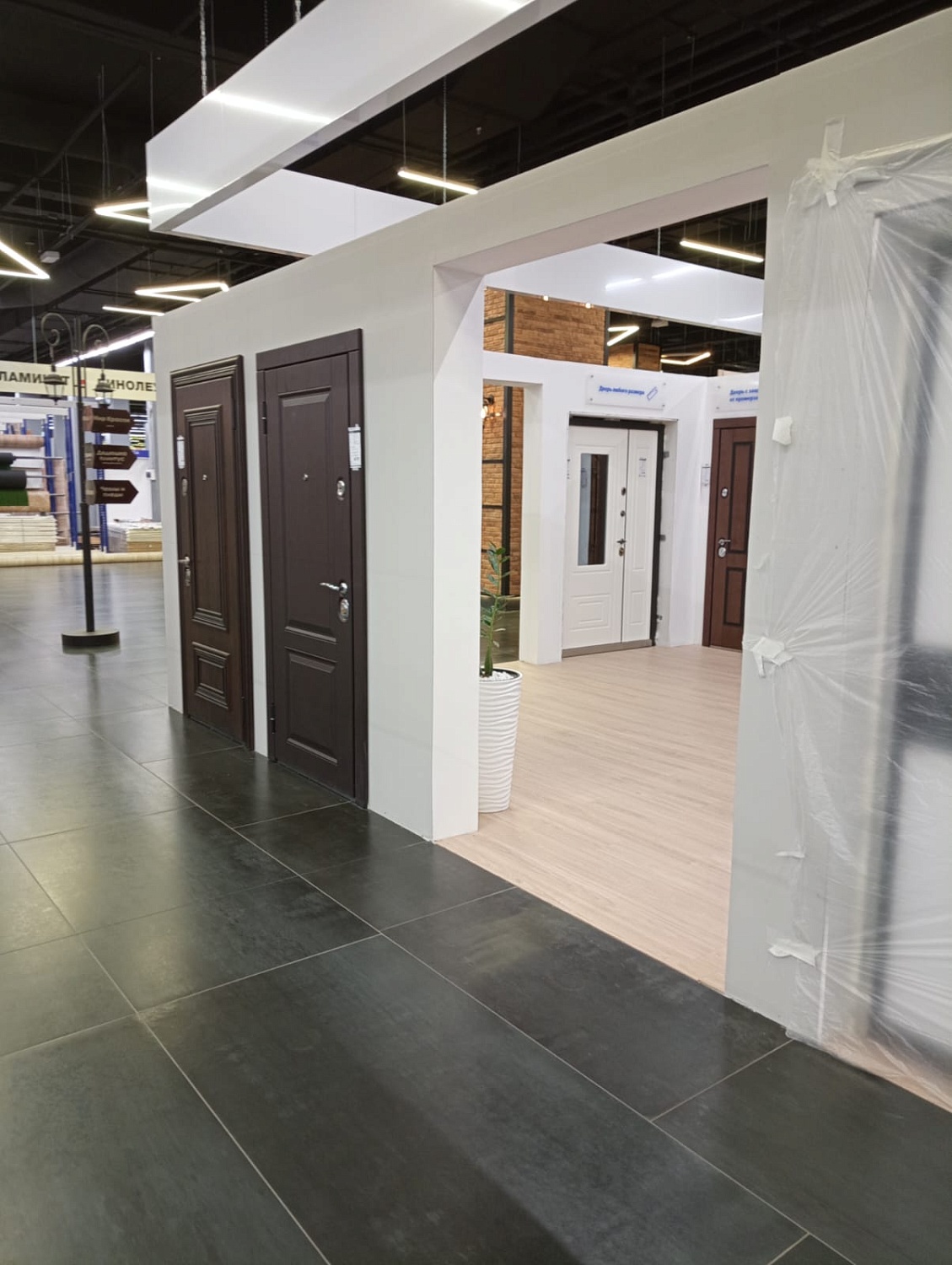 Салон «ДВЕРИ & Паркет» переехал в Тандем
