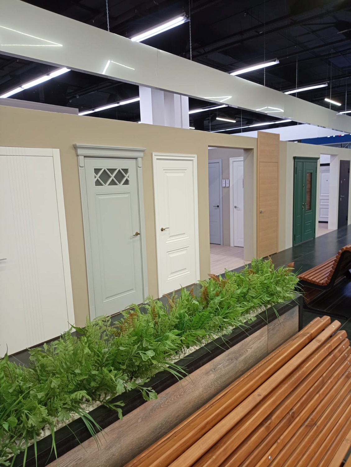 Салон «ДВЕРИ & Паркет» переехал в Тандем