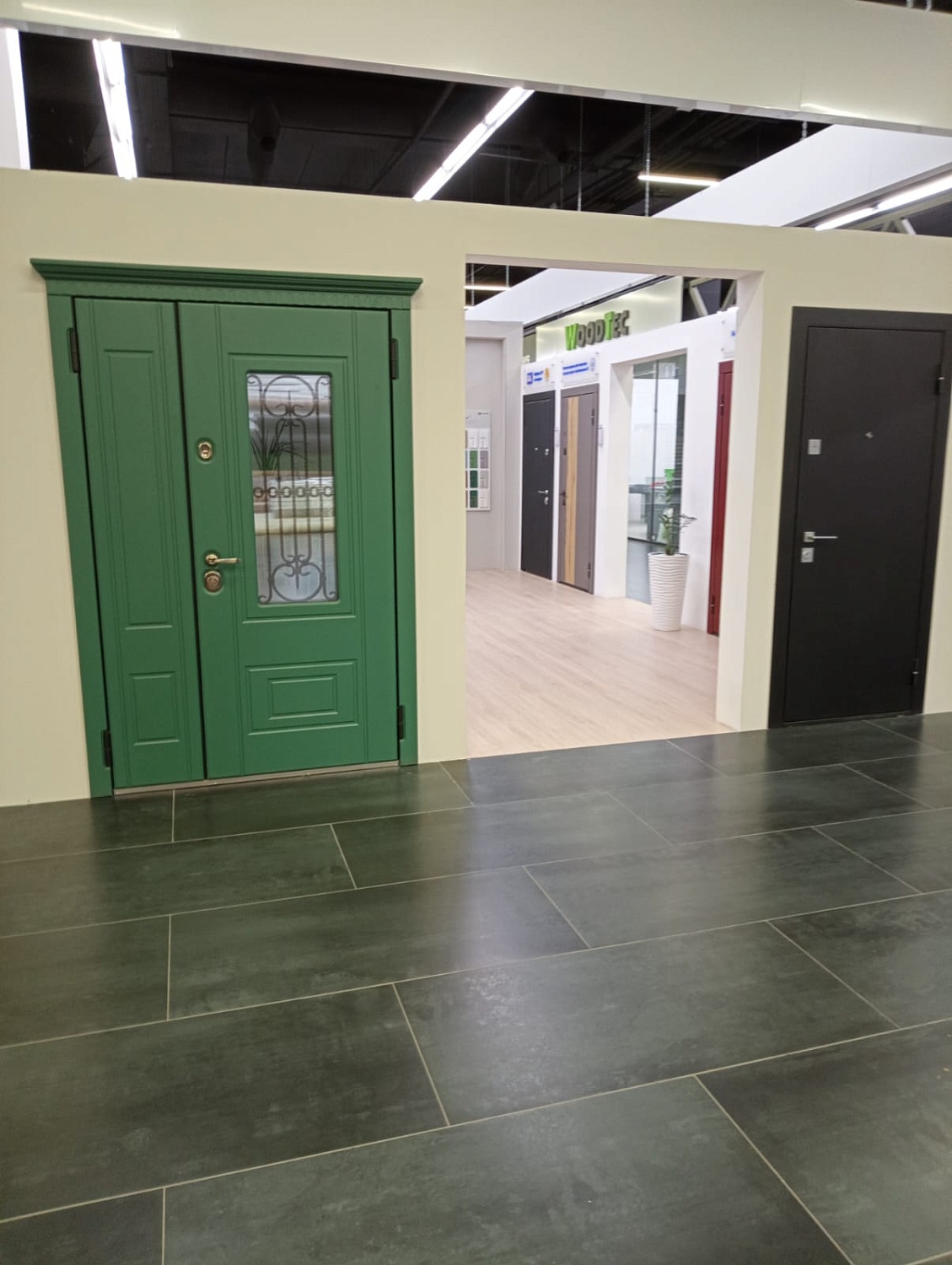 Салон «ДВЕРИ & Паркет» переехал в Тандем